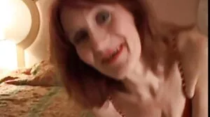 Alanah Rae mange le sperme de Tommy dans une jolie lingerie rose