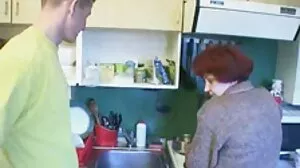 Belle-mère suce la bite de son beau-fils sous une couverture