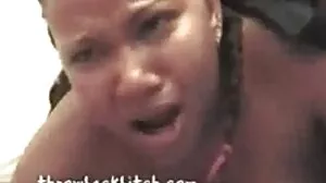 Une maman bien roulée le fait jouir avec ses seins