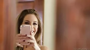 Commander Stepma veut de l'aide pour se raser la chatte