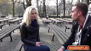 Une beauté élancée joue avec sa délicieuse chatte