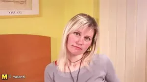 Une blonde mignonne et excitée se fait démolir sa petite chatte par une BBC