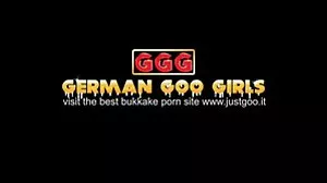 Aider la créatrice asiatique pour une bouchée de sa chatte juteuse