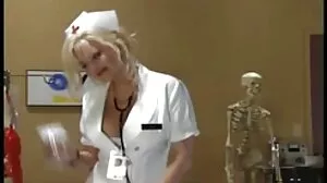 Busty MILF célèbre la fête des mères avec un massage anal