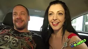 Les énormes heurtoirs de Krystal Swift rebondissent quand elle chevauche la bite