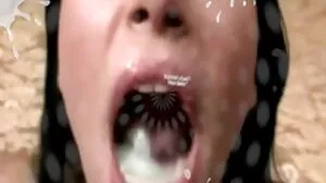 Blonde MILF Magnifique montre son grand corps dans la piscine