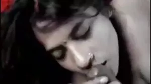 La jeune Minnie baise dans le salon