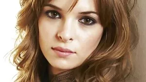 Une fille blanche sexy se fait étirer la chatte par un gode-ceinture