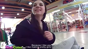 La beauté brune Mariah Milano en POV se fait baiser