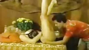 La petite asiatique Vina Sky veut un tour de gode-ceinture