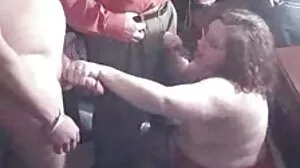 Ménagère séduit le plombier