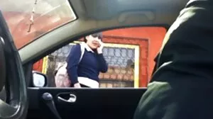 Une MILF aux gros seins commande la livraison à domicile de Manmeat