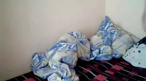 Un garçon attaché attend une travailleuse plantureuse