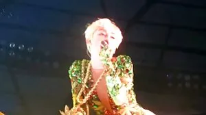 La femme au tuyau MILF Reagan Foxx labourée par le jardinier