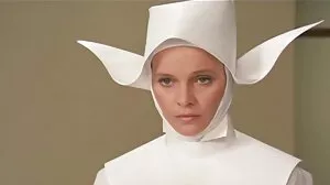 Une MILF aux gros seins commande la livraison à domicile de Manmeat