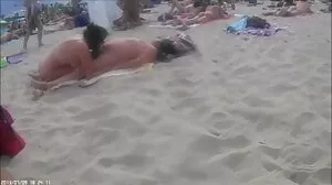 Maman avec des canettes fantastiques massées et labourées