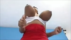 Bombasse ado maigre baisée par une énorme bite sous la douche