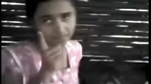 L'agent de sécurité trouve la star du porno Lena endormie