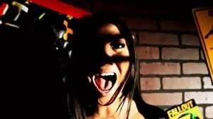 La chatte serrée de Flirty Floozy Callie Jacobs se fait doigter et baiser