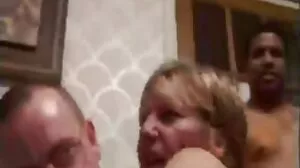 Une MILF blonde se prend une bite et des pieds dans la chatte