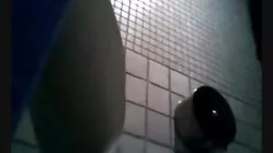 Accro à la bite Samantha essaie un python noir veiné