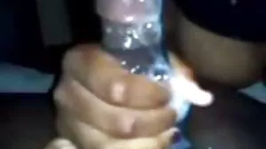 Le petit ami de Cindy est très britannique, mais encore plus excité !