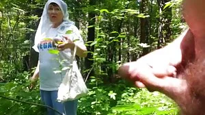 Une MILF serrée reçoit une énorme charge sur son visage