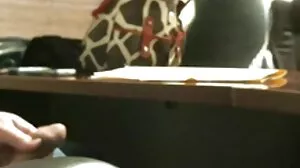 Bossy Blonde Stepmom ordonne à Chap de lécher