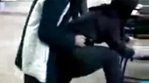 Une MILF sournoise baise un jeune mec dans le bain à remous