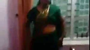 Le jeu de chatte de la séduisante diva Sarah Peachez