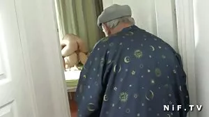 RealityKings: Une colocataire chaude ne baise que des mecs plus âgés sur PornHD avec Spencer Bradley