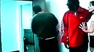 Nourrir des fruits et des saucisses de Francfort à la MILF Sofia STar