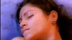 Une adolescente intimidatrice est prise en charge par une mature aux gros seins