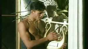 Le beau-fils au vieux cul de Tara la doggystyle dans les escaliers