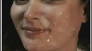 Hot babe fait un travail de cul assez malade