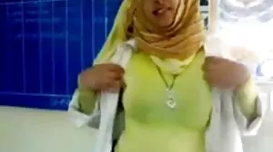 Charmant jeune homme cuillères Big TiT MILF