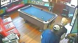 Janice reçoit une grosse charge sur sa langue