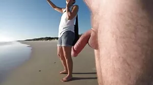 Jolie dame écarte les cuisses pour frotter sa chatte tendre