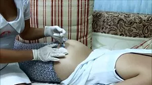 Jia, rousse à l'air innocent, aspire à une bite noire et l'obtient