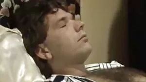 Une mère délirante suce le meilleur copain de son fils