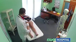 MILF blonde aux seins énormes chevauche la bite de son beau-fils