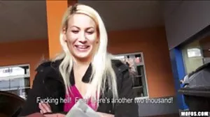 Petite blonde sauvage dans Skewlgirl Uniform Rides