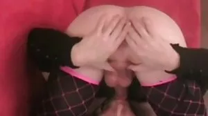 Superbe MILF aux gros seins est en fait une salope infidèle