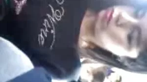 Un garçon attaché attend une travailleuse plantureuse