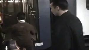 MYLF MILF aux petits seins essaie de la nouvelle lingerie et aime la façon dont sa chatte se fait baiser dedans